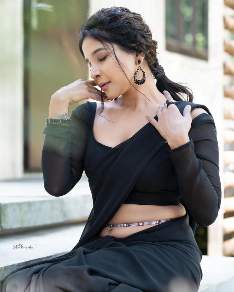 Actress sakshi agarwal latest photos in saree