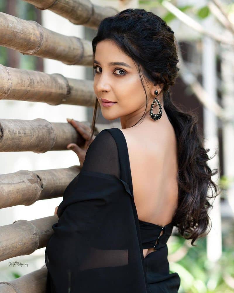 Actress sakshi agarwal latest photos in saree