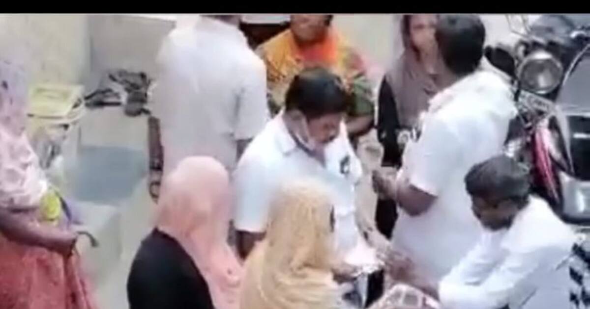 Tamilnadu local body election 2022: வாக்காளர்களுக்கு பணம்.. தொக்கா சிக்கிய ஆளுங்கட்சி.. வெளியானது வீடியோ.