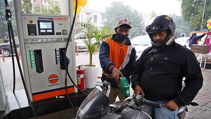 Petrol Diesel Price Today: Crude oil jumped by four dollars in two days Petrol Diesel Price Today: Crude oil jumped by four dollars in two days