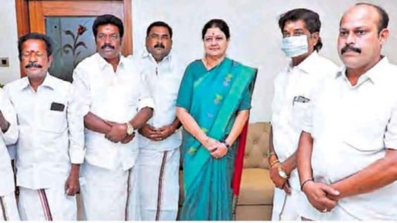 Admk ex ministers meet to vk sasikala and request to sasikala was admk party inaugurate