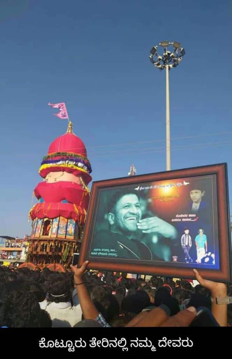 Fans Shows Puneeth Rajkumar Photo During Kottureshwara Fair in Vijayanagara grg