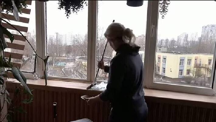 Ukrainian woman singing national anthem while cleaning rubble Ukrainian woman singing national anthem while cleaning rubble