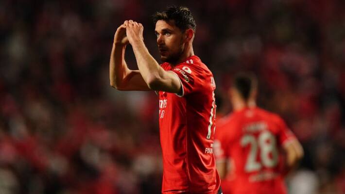 Watch Ukrainian striker Roman Yaremchuk gets ovation from Benfica fans due to Russia invasion of Ukraine Watch Ukrainian striker Roman Yaremchuk gets ovation from Benfica fans due to Russia invasion of Ukraine