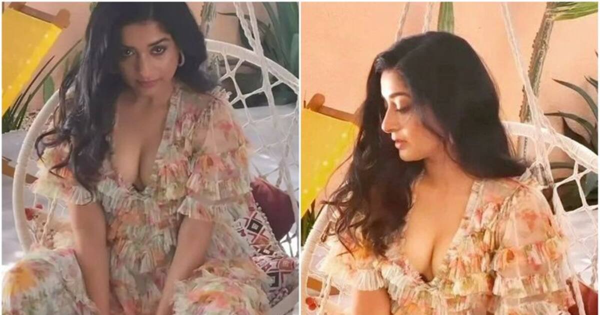 யம்மாடியோ..கவர்ச்சியில் கவர்ந்திழுக்கும் மீரா ஜாஸ்மின்...40 வயதில் படுகிளாமர் லோ நெக் போஸ்..