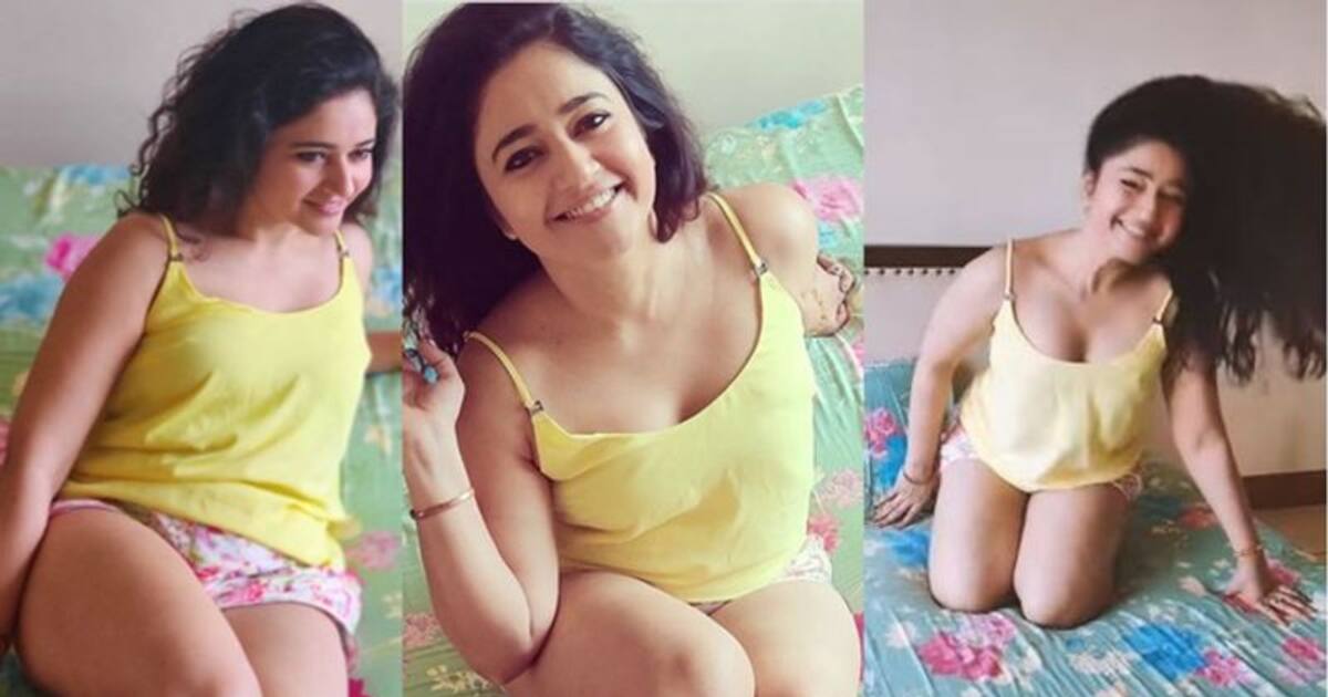 Poonam Bajwa hot: படுக்கையில் படுத்து ஹாட் போஸ் கொடுத்த பூனம் பஜ்வா...குட்டை டவுசரில் கியூட் சிரிப்பு..!