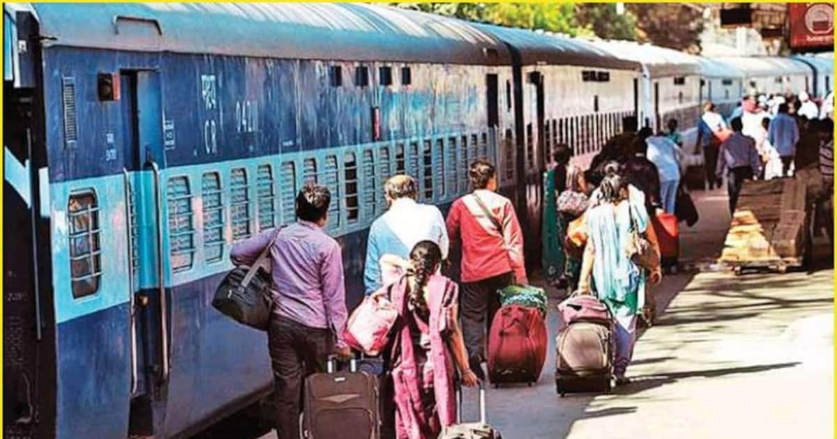 ரயில் பயணமா? பான், ஆதார் கார்டு, இனி ரயில் நிலையத்திலேயே விண்ணப்பிக்கலாம்