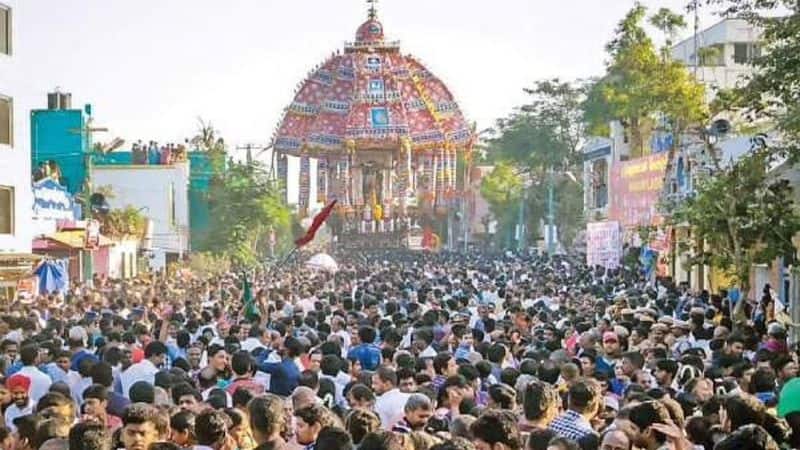 Thousands of devotees pulled the toad in the floodplain of the Thiruvarur Thiyagaraja Temple