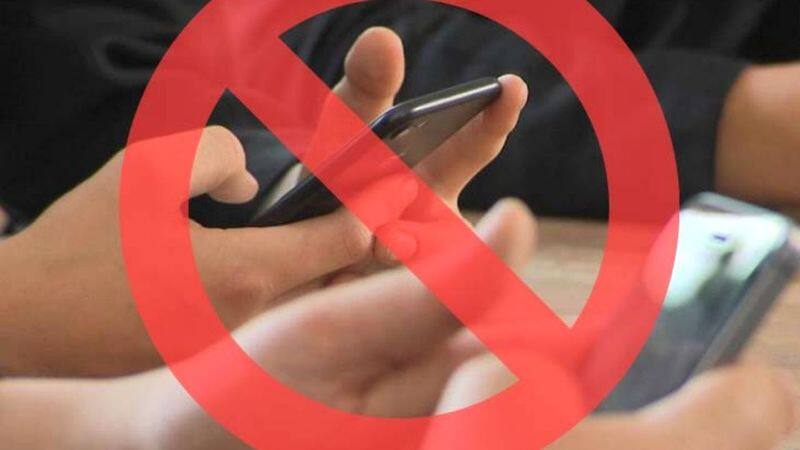 Tamilnadu Government employees are prohibited from using cell phones for personal work during working hours