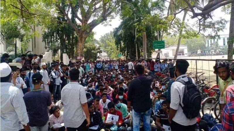 Chennai New college students and islamic parties are protest against the Karnataka High Court verdict
