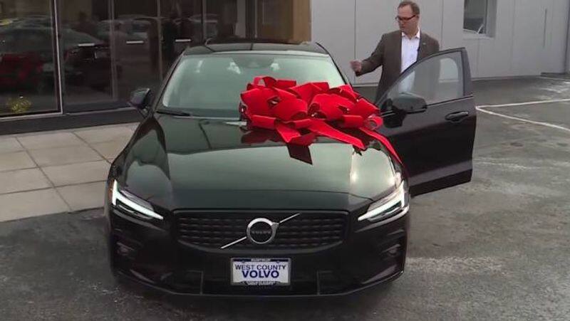 Owner completes 10 lakh miles in his 1991 Volvo sedan; Volvo gifts him a new car
