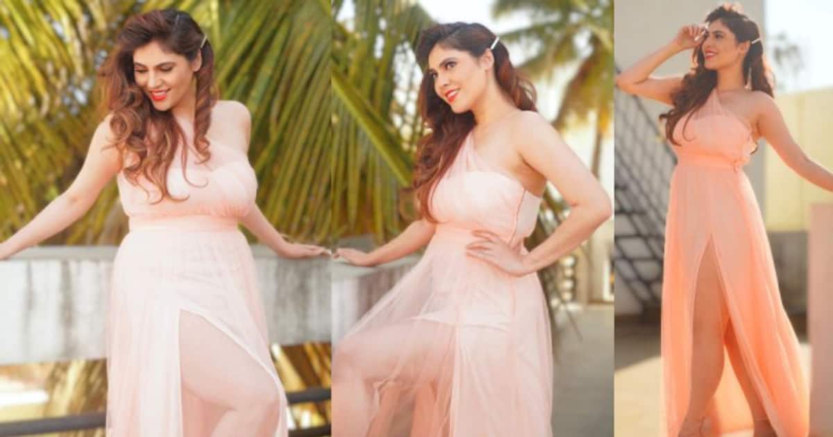 Sherin hot : கவர்ச்சி உடையில்... பால்வண்ண மேனியின் அழகை கும்முனு காட்டி.! இளசுகளை கம்முனு ஆக்கிய ஷெரின்