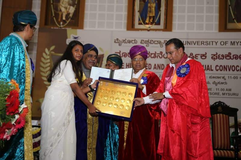 chamarajanagara mahadevaswamy  Bags 14 gold Medal In Mysore VV 102nd Convocation rbj