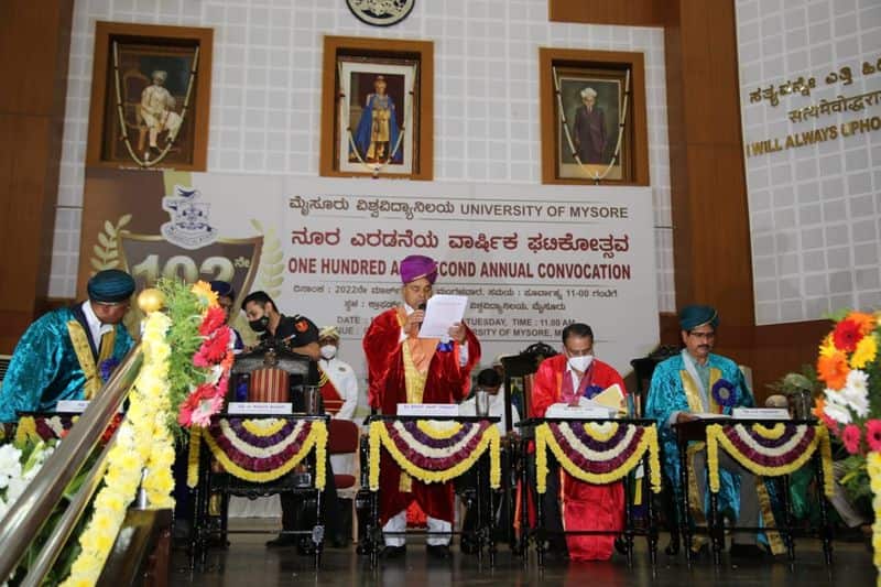 chamarajanagara mahadevaswamy  Bags 14 gold Medal In Mysore VV 102nd Convocation rbj