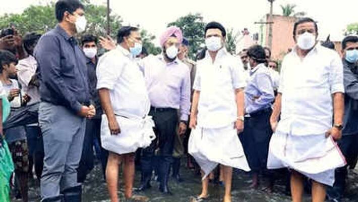 Due to heavy rains in Tamil Nadu the Chief Minister consulted with the District Collectors regarding the rescue work Due to heavy rains in Tamil Nadu the Chief Minister consulted with the District Collectors regarding the rescue work