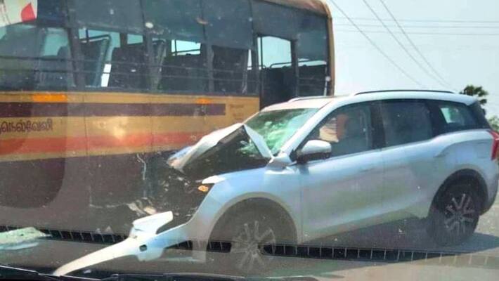 Mahindra XUV700 drives straight into a bus at high speed Mahindra XUV700 drives straight into a bus at high speed