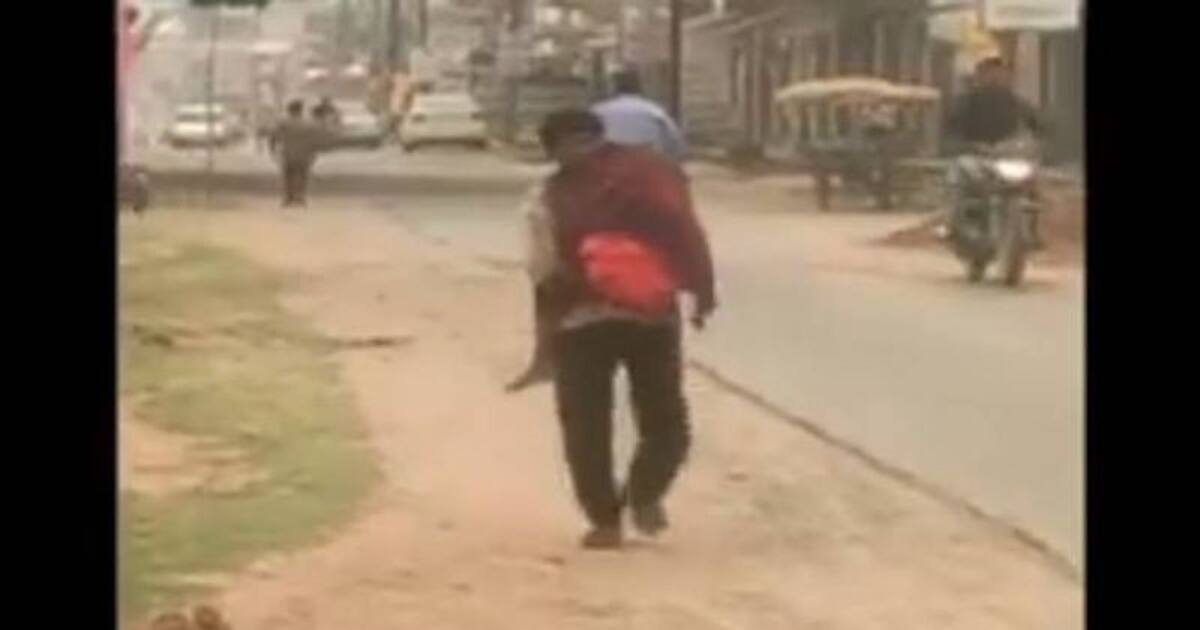 மகள் சடலத்தை தோளில் சுமந்தபடி 10 கி.மீ. நடந்த தந்தை - வைரலாகும் அதிர்ச்சி வீடியோ..!