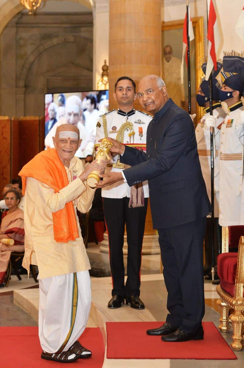 Nadakattin HR Keshvamurthy Receive Padma Shri Award from President Ram Nath Kovind grg