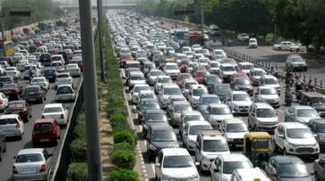 Heavy traffic jams in Hyderabad due to rain lns Heavy traffic jams in Hyderabad due to rain lns