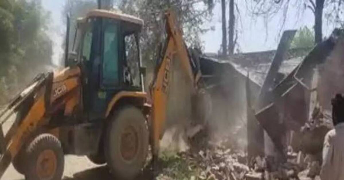 வீட்டு வாசலில் புல்டோசர்... 48 மணி நேரம் கெடு... குற்றவாளிகளை தட்டித் தூக்கிய போலீஸ்...!