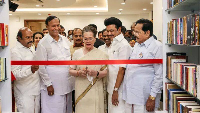 Sonia Gandhi Akhilesh Yadav along with other opposition leaders dmk office inauguration