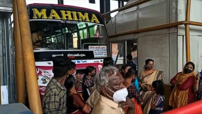 Buses on Palakkad-Thrissur route to Panniyankara toll only, next phase indefinite strike Buses on Palakkad-Thrissur route to Panniyankara toll only, next phase indefinite strike