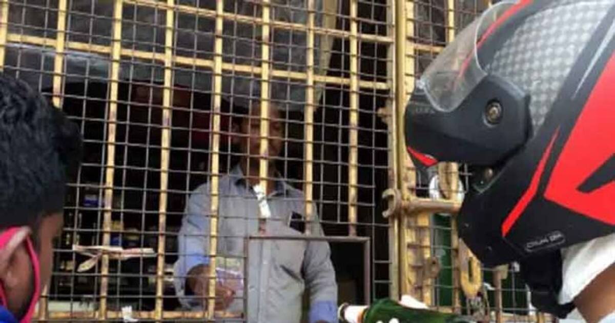 இனி ஹெல்மெட் அணிந்தால் தான் சரக்கு.. குடிமகன்களுக்கு அதிர்ச்சி கொடுத்த மாவட்ட ஆட்சியர்..!