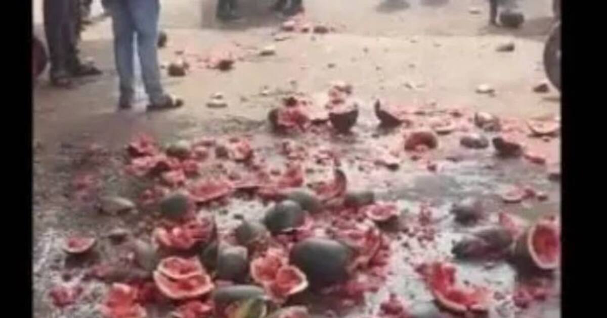 முஸ்லீம் பழ கடைகளை சூரையாடிய இந்து அமைப்பு... கர்நாடகாவில் பரபரப்பு...!