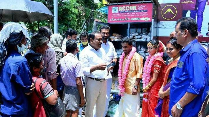 Newlyweds to distribute food to the poor after marriage Newlyweds to distribute food to the poor after marriage
