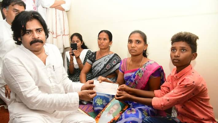 Pawan kalyan rythu bharosa yatra in anantapur visits the families of tenant farmers