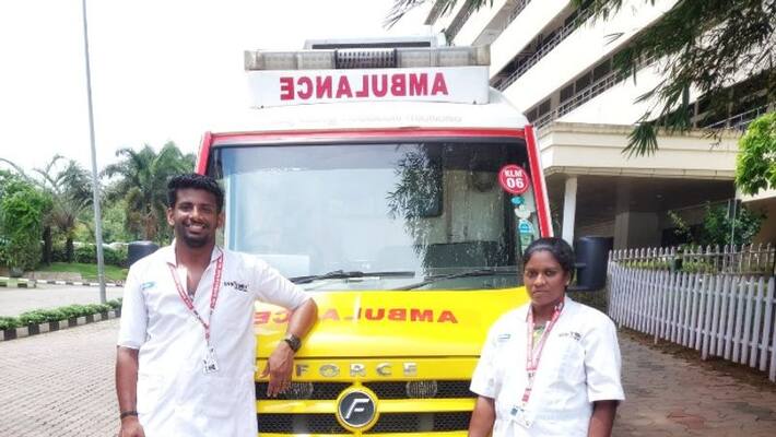 kaniv 108 ambulance workers help Migrant worker and her new born baby kaniv 108 ambulance workers help Migrant worker and her new born baby