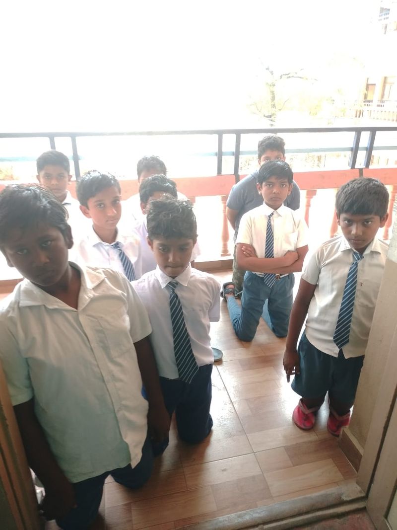 హోంవర్క్ చేయలేదని మోకాళ్లమీద కూర్చోబెట్టి.. ఫొటో తీసి, షేర్ చేసిన టీచర్