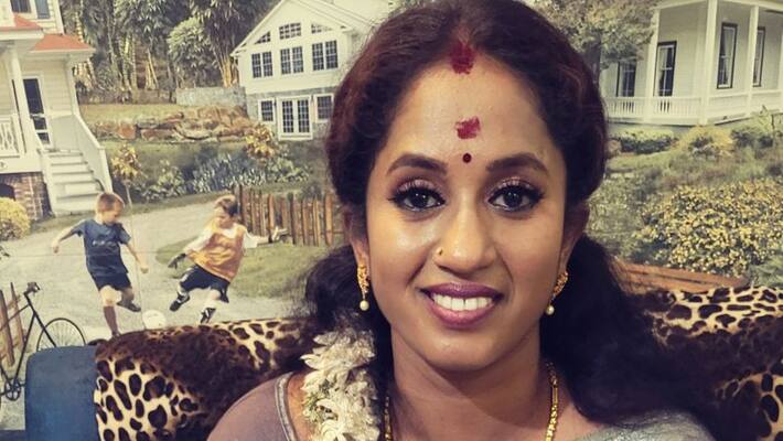 Anitha Sampath meets bigg boss Thamara in home town Anitha Sampath meets bigg boss Thamara in home town