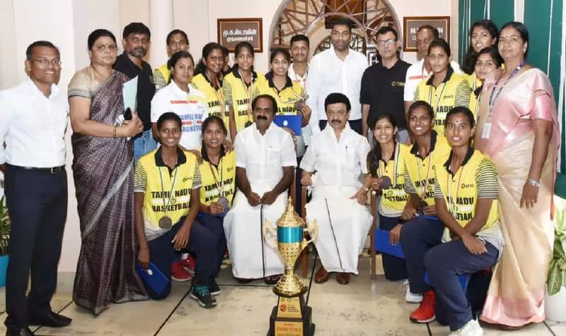 cm stalin presents 45 lakhs check to winners of national level basketball tournament