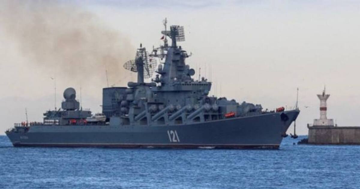 பற்றி எரியும் தீ... 500 பேர் வெளியேற்றம்... ரஷ்ய போர்க்கப்பலை துவம்சம் செய்த உக்ரைன்...!