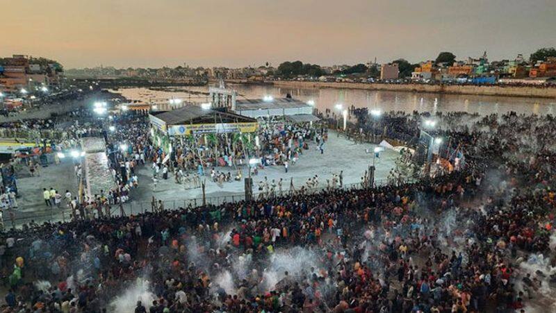 A huge crowd of devotees witness the entry of Lord Kallazhagar into the Vaigai River