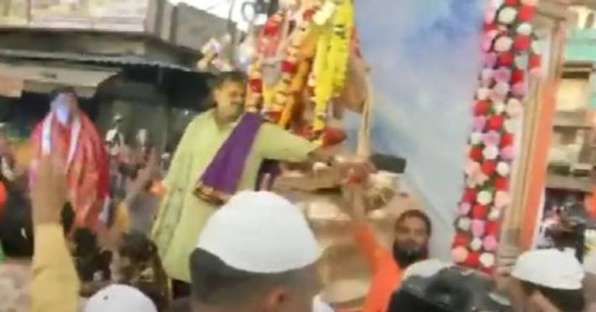 அனுமன் ஜெயந்தி ஊர்வலத்தில் பக்தர்கள் மீது பூக்களை தூவி வரவேற்ற முஸ்லீம்கள்... ம.பி.யில் சுவாரஸ்யம்..!