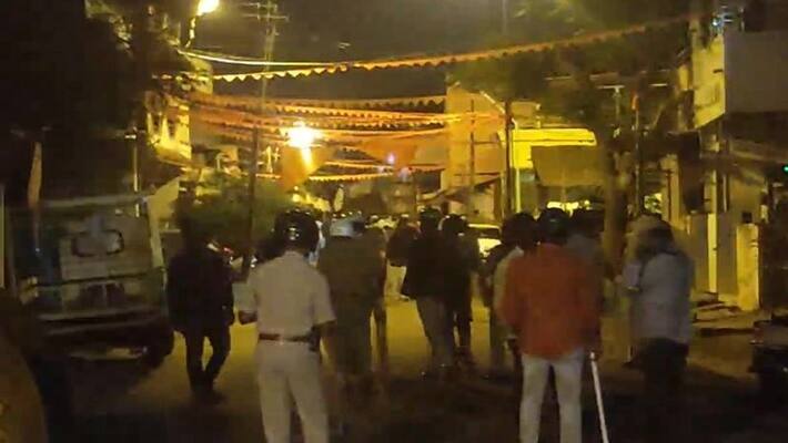 Stone-pelting at Hubballi Police station over WhatsApp status, Sec 144 clamped, 40 arrested, 4 cops injured-dnm Stone-pelting at Hubballi Police station over WhatsApp status, Sec 144 clamped, 40 arrested, 4 cops injured-dnm