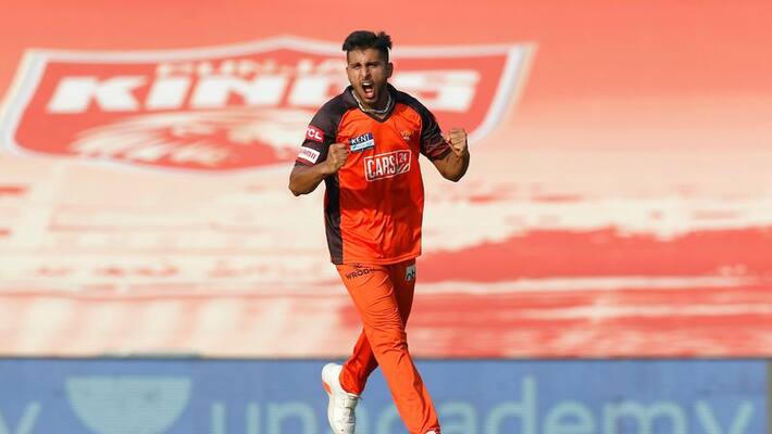 IPL 2022 GT vs SRH WATCH Umran Malik 152 8kmph yorker clean bowled Wriddhiman Saha IPL 2022 GT vs SRH WATCH Umran Malik 152 8kmph yorker clean bowled Wriddhiman Saha