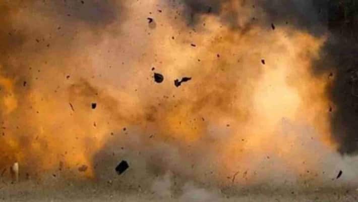 Explosion in Nizamabad.. One seriously injured.. Incident in Bada Bazar area Explosion in Nizamabad.. One seriously injured.. Incident in Bada Bazar area