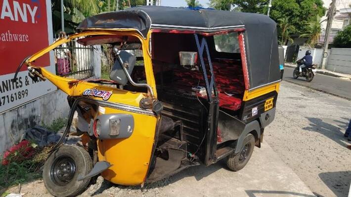 car and an auto collided on alapuzha AC Road injuring the auto driver and passenger car and an auto collided on alapuzha AC Road injuring the auto driver and passenger