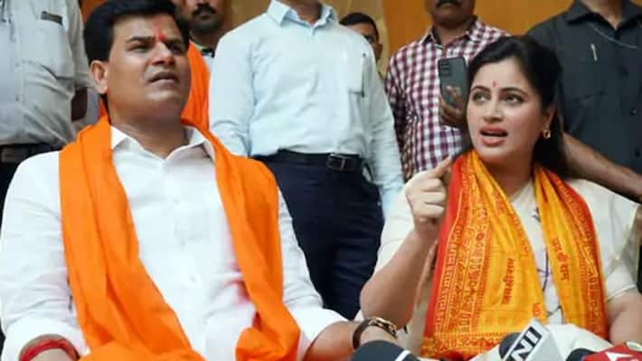 Hanuman Chalisa row: MP-MLA Rana couple moves to Bombay HC seeking cancellation of FIR against them - adt Hanuman Chalisa row: MP-MLA Rana couple moves to Bombay HC seeking cancellation of FIR against them - adt