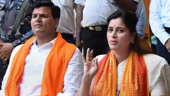 Hanuman Chalisa case.. Arrest warrant issued for MP Navneet Rana, husband Ravi.. Hanuman Chalisa case.. Arrest warrant issued for MP Navneet Rana, husband Ravi..
