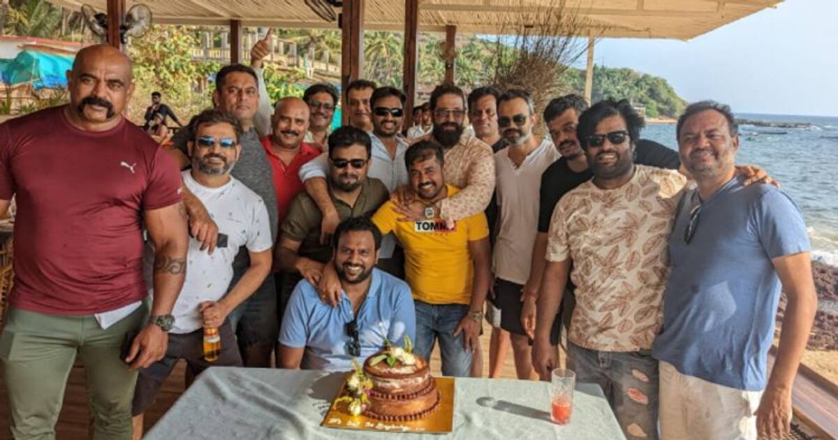 KGF 2 success Party : அஜித்தின் பஞ்ச் வசனத்துடன் கூடிய கேக் வெட்டி... கே.ஜி.எஃப் 2 வெற்றியை கொண்டாடிய யாஷ் 