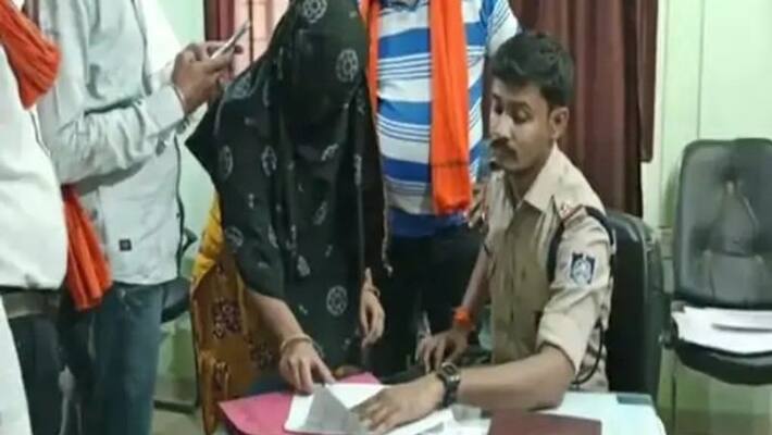 love jihad in gwalior muslim man married as Hindu girl then maulana raped full support husband kpr love jihad in gwalior muslim man married as Hindu girl then maulana raped full support husband kpr