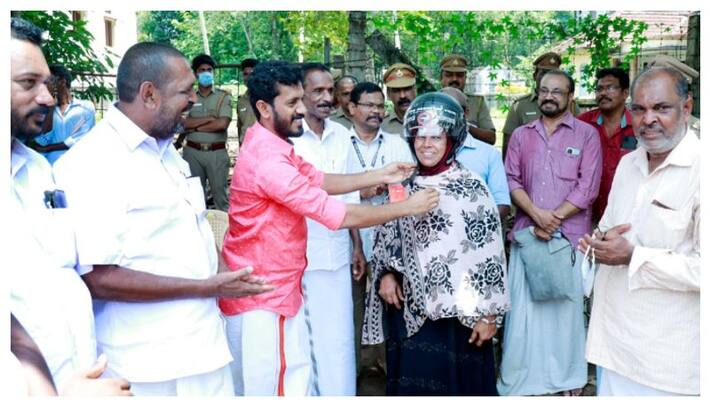 MVD gave gift to passengers with out helmet MVD gave gift to passengers with out helmet