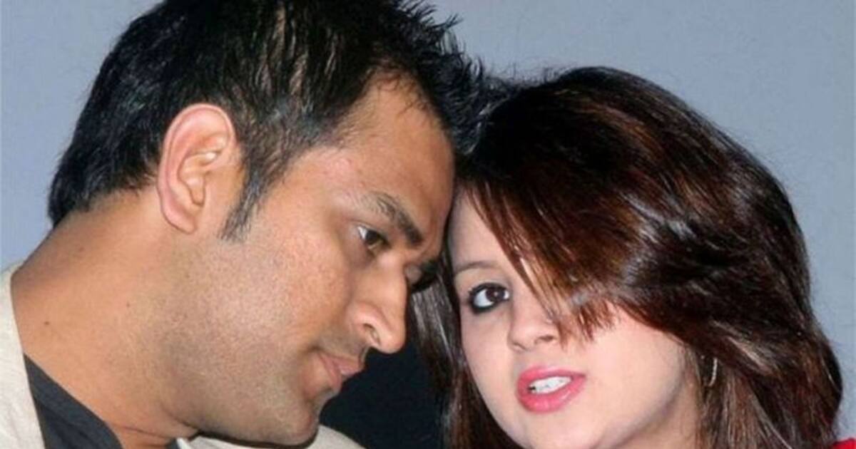 தோனி வீட்டிலும் மின் வெட்டு...? டுவிட்டரில் கொந்தளித்த சாக்‌ஷி