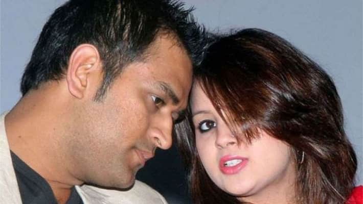 Cricketer Dhoni wife has questioned the Jharkhand government on Twitter over the power cut Cricketer Dhoni wife has questioned the Jharkhand government on Twitter over the power cut