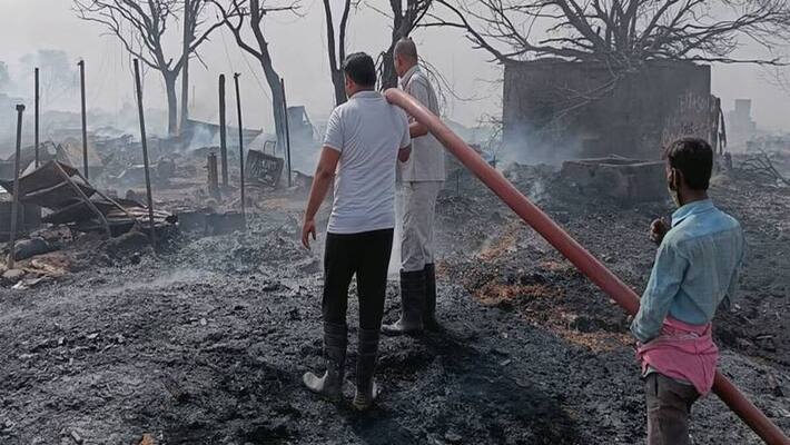gurugram massive fire in manesar slums Due to strong winds and dust storms stb gurugram massive fire in manesar slums Due to strong winds and dust storms stb