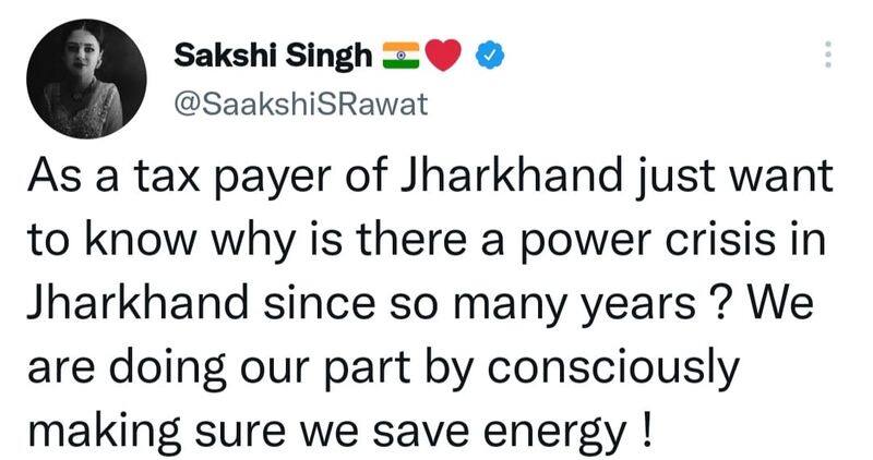 Cricketer Dhoni wife has questioned the Jharkhand government on Twitter over the power cut